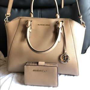 📍Reduced📍100% Authentic Michaels Kors purse 👜
